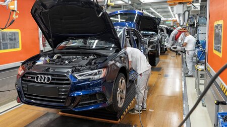 Montagelinie für Innenausstattung Audi A3 im Audi-Werk Ingolstad... Montagelinie für Innenausstattung Audi A3 im Audi-Werk Ingolstad...