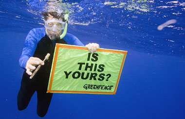 »Ist das deine?« Fundsache aus dem marinen Müll (Greenpeace-Akti... »Ist das deine?« Fundsache aus dem marinen Müll (Greenpeace-Akti...