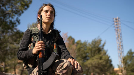 Kurdische Kämpferin der Frauenverteidigungseinheiten (YPJ) in Ha... Kurdische Kämpferin der Frauenverteidigungseinheiten (YPJ) in Ha...