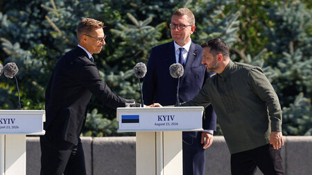 Gemeinsames Aufrüsten: Alexander Stubb (l., Finnland), Kristen M... Gemeinsames Aufrüsten: Alexander Stubb (l., Finnland), Kristen M...