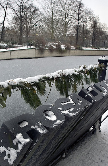 Gedenkstätte für Rosa Luxemburg am Landwehrkanal in Berlin, dem ...