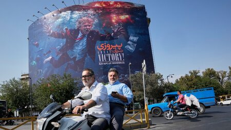 Dieses Plakat in Teheran bezieht sich noch auf Trumps Aussage, d... Dieses Plakat in Teheran bezieht sich noch auf Trumps Aussage, d...
