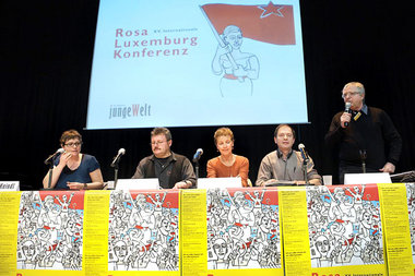 Auf dem Podium der Konferenz von links nach rechts: Christina
Ka