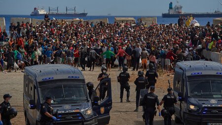 Noch immer kampieren Hunderte Marokkaner am Strand von Ceuta (21...