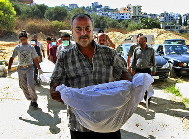 Alltag im Libanon: Beerdigung eines von israelischen Bomben getö...