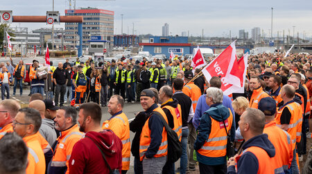 Beschäftigte demonstrieren vor dem Gelände des HHLA Container Te...