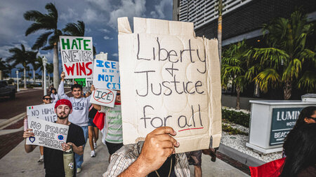 Protestaktion in Florida gegen Einsätze und Unterkünfte der ICE-... Protestaktion in Florida gegen Einsätze und Unterkünfte der ICE-...