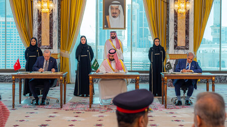 Führung an der Feder: Mitglieder des in Mekka gegründeten Vertei... Führung an der Feder: Mitglieder des in Mekka gegründeten Vertei...