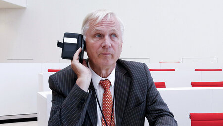 Hört die Signale: Dieter Dombrowski, hier im Landtag zu Potsdam,... Hört die Signale: Dieter Dombrowski, hier im Landtag zu Potsdam,...