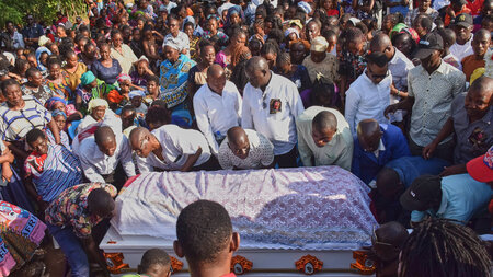 Vermeidbarer Tod: Zahlreiche Menschen nehmen in Kilifi Abschied ... Vermeidbarer Tod: Zahlreiche Menschen nehmen in Kilifi Abschied ...