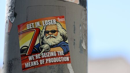 Zumindest auf Stickern kann die SPD-Jugend auch Klassenkampf
