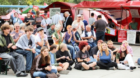 Besucherinnen und Besucher der UZ-Friedenstage am Sonnabend am S...