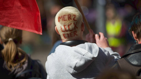 »Merz leck Eier« auf einer Demonstration beim Schlustreik gegen ...