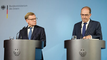 Die Minister Alexander Dobrindt (r.) und Johann Wadephul erheben...