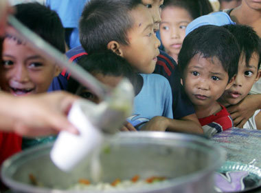 Hunger als permanentes Lebensrisiko: Kinder erhalten in Manila e...