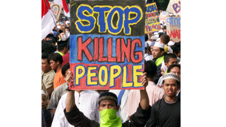 Indonesische Muslime sammeln sich nahe der US-Botschaft in Jakar...