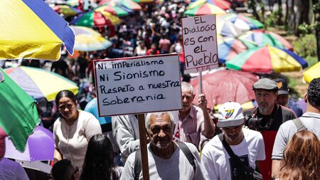 Woche für Woche demonstrieren Chavistas in Caracas gegen den Reg... Woche für Woche demonstrieren Chavistas in Caracas gegen den Reg...