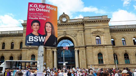 BSW-Wahlwerbung vor dem Magdeburger Hauptbahnhof: Im Hintergrund... BSW-Wahlwerbung vor dem Magdeburger Hauptbahnhof: Im Hintergrund...