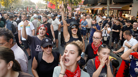 Bis zu 100.000 Menschen beteiligen sich derzeit in Tirana an den... Bis zu 100.000 Menschen beteiligen sich derzeit in Tirana an den...