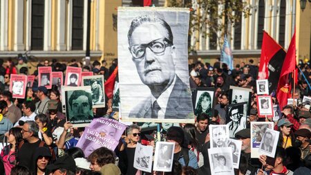 Gedenkfeier für den vor 53 Jahren gestürzten sozialistischen Prä... Gedenkfeier für den vor 53 Jahren gestürzten sozialistischen Prä...