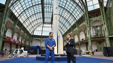 Frankreichs Präsident Emmanuel Macron auf dem Weltraumgipfel in ... Frankreichs Präsident Emmanuel Macron auf dem Weltraumgipfel in ...