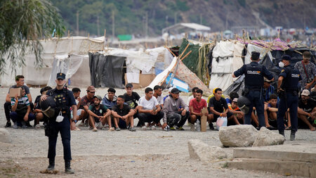 Migranten warten auf die Lebensmittelverteilung des Roten Kreuze... Migranten warten auf die Lebensmittelverteilung des Roten Kreuze...