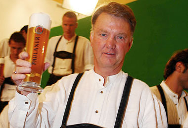 Kann van Gaal nach dem Spiel anstoßen? Fußball-Bundesliga: Bayer... Kann van Gaal nach dem Spiel anstoßen? Fußball-Bundesliga: Bayer...