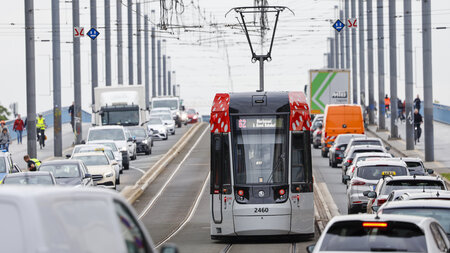 Fußgänger, Straßenbahn und Autos auf der Bonner Kennedybrücke (1... Fußgänger, Straßenbahn und Autos auf der Bonner Kennedybrücke (1...