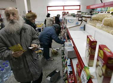 Gewerkschaftlicher SOS-Supermarkt mit reduzierten Preisen für Ar... Gewerkschaftlicher SOS-Supermarkt mit reduzierten Preisen für Ar...