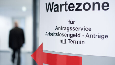 Derzeit beziehen Erwerbslose höchstens 24 Monate Arbeitslosengel... Derzeit beziehen Erwerbslose höchstens 24 Monate Arbeitslosengel...