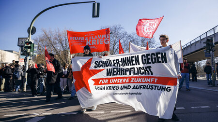Schulstreik gegen Wehrpflicht: »Keine Lust, für Deutschland an d... Schulstreik gegen Wehrpflicht: »Keine Lust, für Deutschland an d...