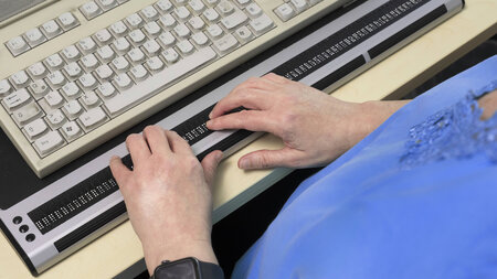Eine Braillezeile gibt Zeichen in Brailleschrift aus