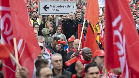 Rund 20.000 Beschäftigte von Mercedes beteiligten sich am Aktion...
