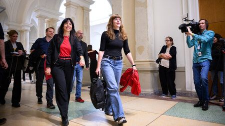 Dem Rathaus entgegen: Linke-Spitzenkandidatin Elif Eralp (l.) au... Dem Rathaus entgegen: Linke-Spitzenkandidatin Elif Eralp (l.) au...