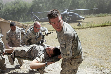 US-Soldaten in Afghanistan bergen einen Verwundeten US-Soldaten in Afghanistan bergen einen Verwundeten