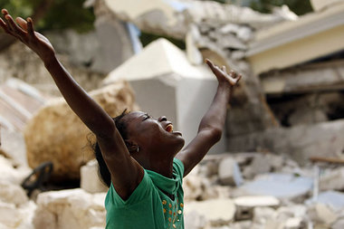 Ein Mädchen ruft in den Trümmern von Port-au-Prince um Hilfe. 70... Ein Mädchen ruft in den Trümmern von Port-au-Prince um Hilfe. 70...
