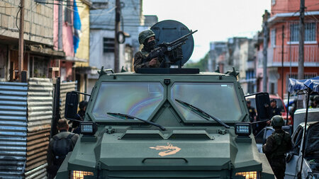 Martialischer Auftritt: Spezialkräfte durchkämmen das Viertel El... Martialischer Auftritt: Spezialkräfte durchkämmen das Viertel El...