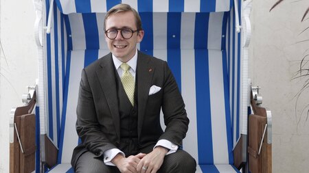 Den »Kanzlergarten« im Blick: Philipp Amthor hält Umschau (Berli...
