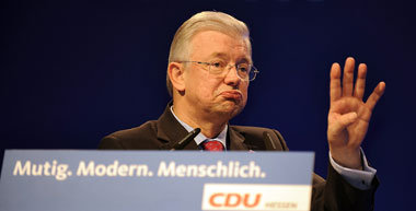 Roland Koch hat eine sehr spezielle Auffassung von Attributen wi... Roland Koch hat eine sehr spezielle Auffassung von Attributen wi...