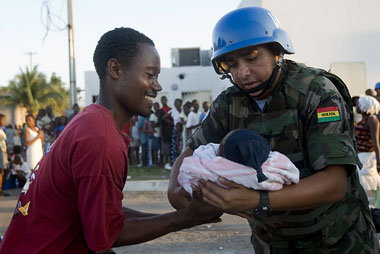 Ein bolivianischer UN-Soldat mit einem Baby und dessen Vater in ... Ein bolivianischer UN-Soldat mit einem Baby und dessen Vater in ...