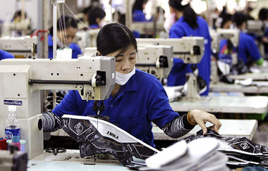 Dumpinglöhne? Vietnamesische Hersteller – wie hier eine Schuhfab...