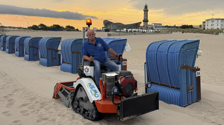 Detlef Horst säubert den Sand