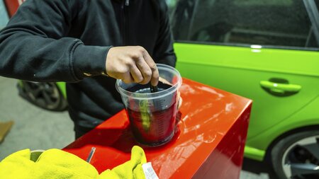 Jeden Tag, den ganzen Tag? Ein Arbeiter bereitet Autolack im ein...