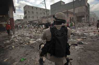 Port-au-Prince am Sonntag: Ein haitianischer Polizist legt auf f... Port-au-Prince am Sonntag: Ein haitianischer Polizist legt auf f...