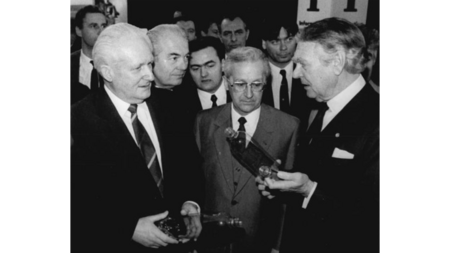 So machen wir das: Günter Mittag (l.) und Gerhard Beil (M.) werd...