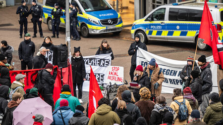 »Gerechtigkeit für Ibrahima«: Protest gegen rassistische Polizei... »Gerechtigkeit für Ibrahima«: Protest gegen rassistische Polizei...