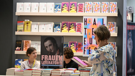 Verlagsangestellte genießen ihren Extraurlaub auf der Buchmesse Verlagsangestellte genießen ihren Extraurlaub auf der Buchmesse