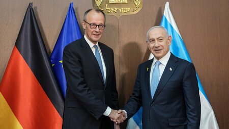 Ich sei, gewährt mir die Bitte, / In eurem Bund niemals der Drit... Ich sei, gewährt mir die Bitte, / In eurem Bund niemals der Drit...