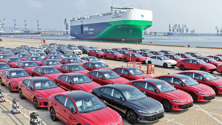 »Made in China«: Volkswagen vor dem Export im Hafen von Yantai, ... »Made in China«: Volkswagen vor dem Export im Hafen von Yantai, ...