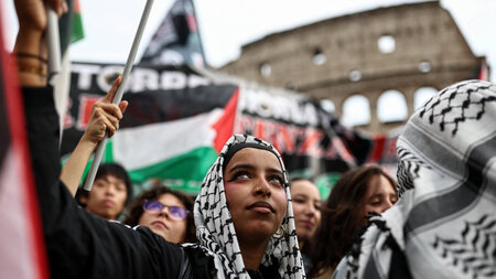 Die Demonstranten lassen sich nicht beirren und fordern ein sofo...